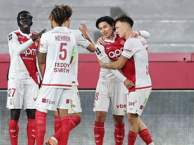 monaco s japanese forward takumi minamino scores his team s first goal in the ligue 1 match against paris saint germain photo afp monaco s japanese forward takumi minamino scores his team s first goal in the ligue 1 match against paris saint germain photo afp