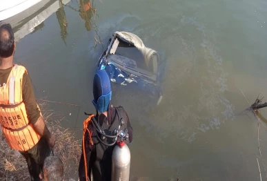 a passenger van fell into the river jhelum near the garari bridge in kahuta tehsil of rawalpindi on december 11 photo express