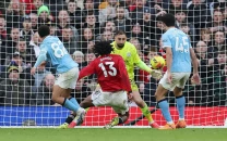 carrick magic dents man city premier league bid