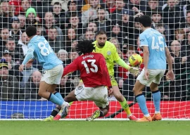 carrick magic dents man city premier league bid