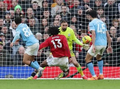 carrick magic dents man city premier league bid