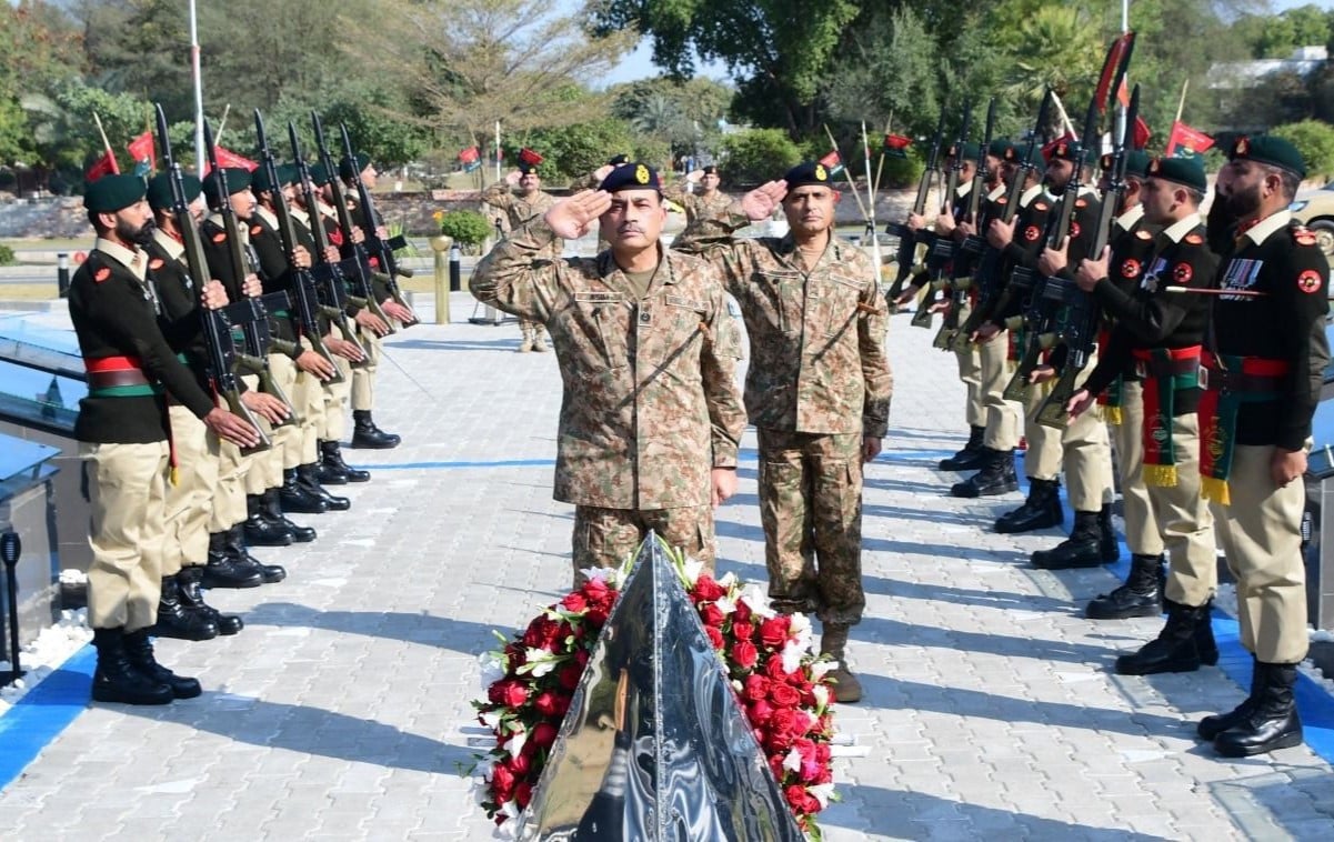 CDF Munir paying tribute at Yadgar-e-Shuhada, the martyrs’ memorial at Bahawalpur Garrison. SOURCE: ISPR