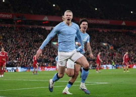 erling haaland s stoppage time penalty seals a dramatic 2 1 win against liverpool photo afp