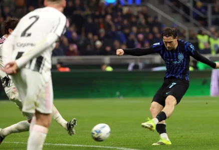 inter milan s piotr zielinski shoots the ball during the match against juventus photo afp