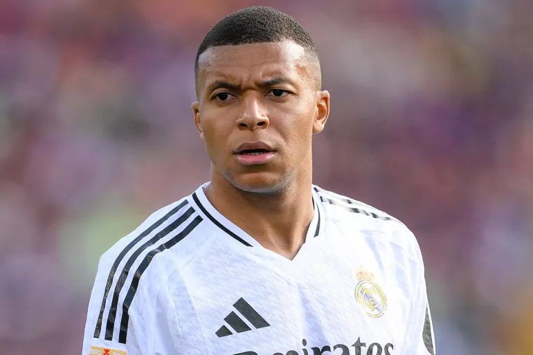 Mbappe faces fan backlash after Sardinia trip during injury layoff