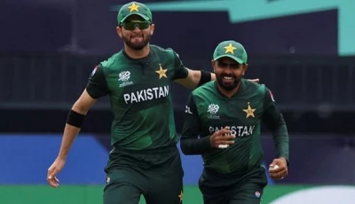 pakistan s babar azam celebrates with shaheen shah afridi after taking the wicket of india s rishabh pant photo reuters