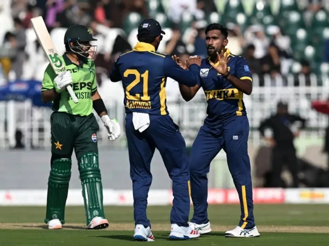 Yousuf identifies technical flaw in Babar's batting