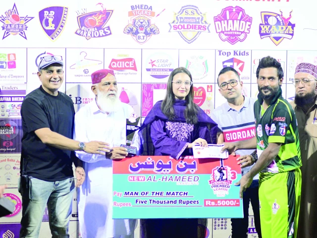 district sports officer govt of sindh hajra nawab graced the occasion as the chief guest and gave man of the match award to mohammed afzal photo kpl district sports officer govt of sindh hajra nawab graced the occasion as the chief guest and gave man of the match award to mohammed afzal photo kpl