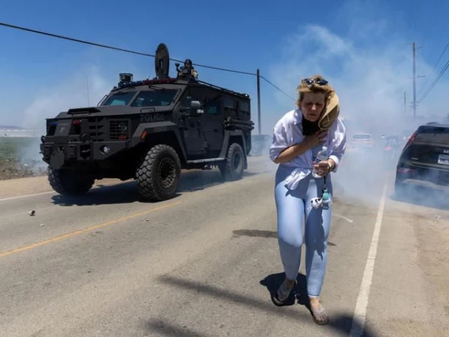 federal agents and protesters clash at major immigration raid at california farm afp federal agents and protesters clash at major immigration raid at california farm afp