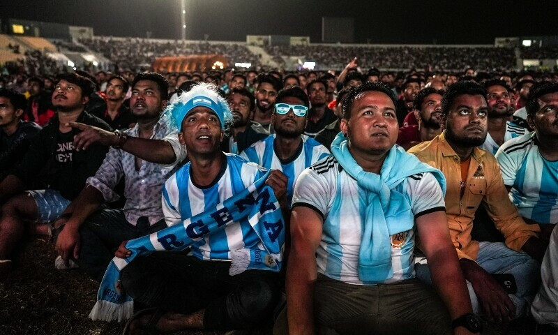Photo of Migrant workers enjoy World Cup on the cheap