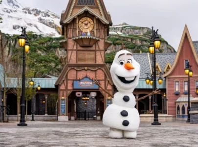 world of frozen opens ot disneyland paris with walking olaf and ice palace