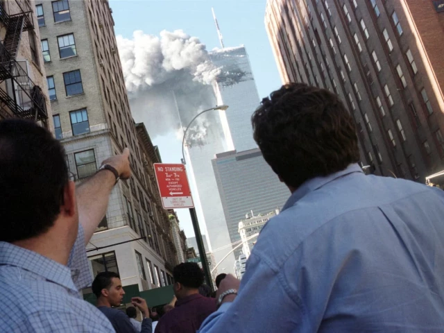 pedestrians react to the world trade centre collapse september 11 2001 photo reuters pedestrians react to the world trade centre collapse september 11 2001 photo reuters