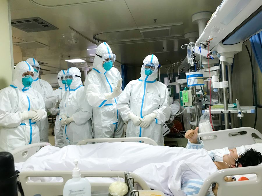 Members of the medical team of the Second Military Medical University receive praise from a patient at Hankou Hospital in Wuhan, central China's Hubei Province. PHOTO: XINHUA
