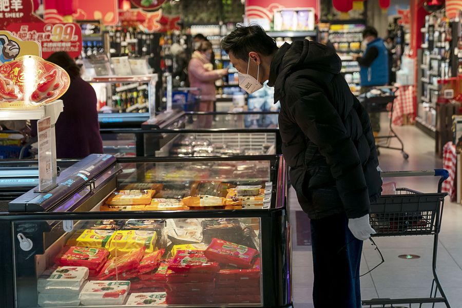 Residents shop at a supermarket in Wuhan. PHOTO: XINHUA