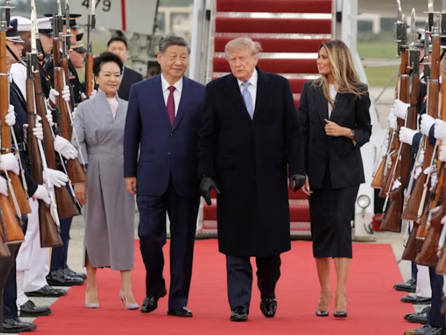 US President Donald Trump, first lady Melania Trump, Chinese President Xi Jinping and his wife Peng Liyuan review an honour guard as they arrive ahead of a state visit at Joint Base Andrews, Maryland, US, Sep 23, 2026. Photo: Reuters