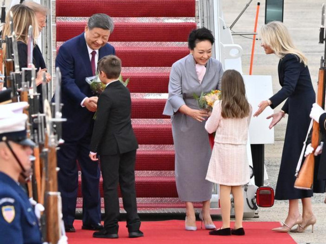American children presenting bouquets to Xi and his wife on arrival to the US. Photo: Xinhua