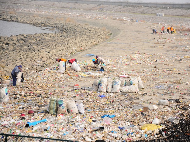 The Yangtze is Asia's longest river and the third-longest river in the world. It also tops the list of river systems through which the most plastic waste flows into the oceans, according to the study. PHOTO: DAILY EXPRESS