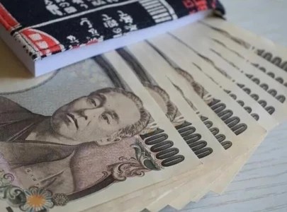 yen sinks to 39 year low of 162 against dollar amid us rate concerns