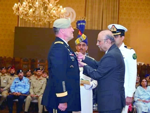uscentcom chief honoured photo ispr