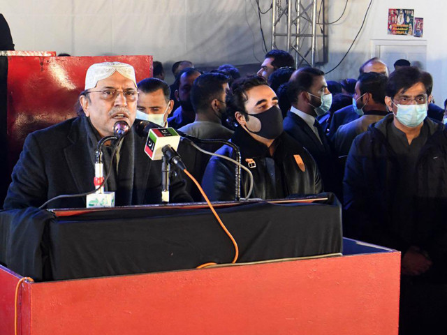 asif zardari flanked by bilawal and cm murad ali shah addressing a public gathering to mark the 14th death anniversary of slain former premier benazir bhutto in garhi khuda bakhsh photo ppp media cell